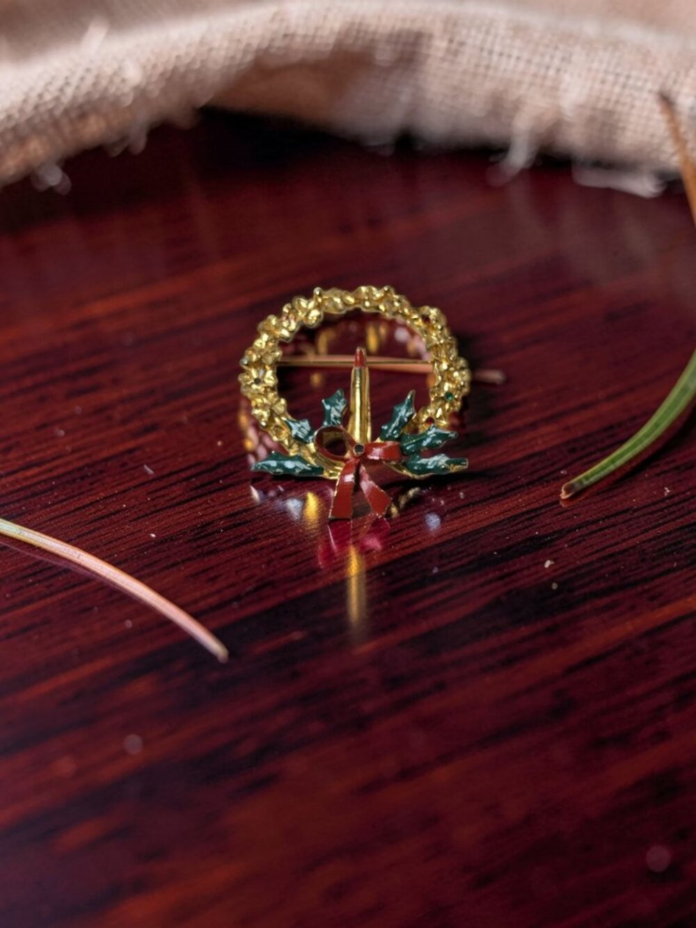 Vintage CS Marked Gold,Red,Green Gold Wreath W/Candle Brooch